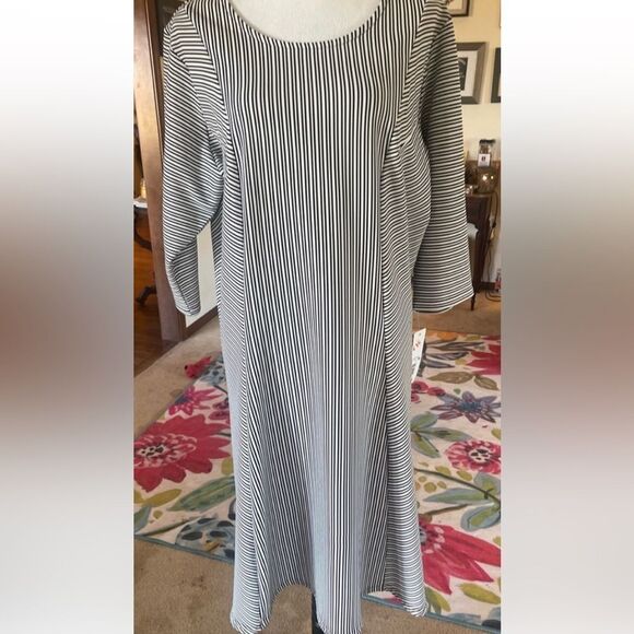 NWT STRIPED VARIOUS WAYS FLATTERING ON EVERYONE DRESS PAST KNEES 1X FITS LIKE LG - Picture 1 of 13